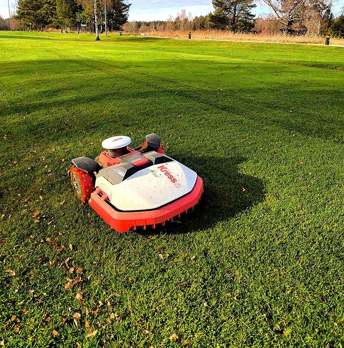 Kress RTK-robotgräsklippare i drift på golfbana