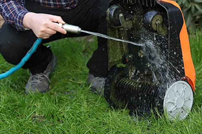 Robotgräsklipparen går att tvätta med vatten